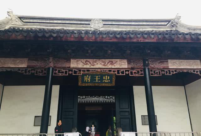 前一阵到苏州博物馆参观,在苏博内看完之后,走到了忠王府的侧门,苏州