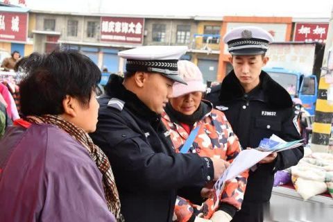 夏县公安交警走进集市提前预热 12 2全国交通安全日 宣传活动 腾讯新闻