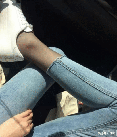 实际上跷二郎腿对身体是没有任何好处的,不过这女生好像有点儿黑呀!