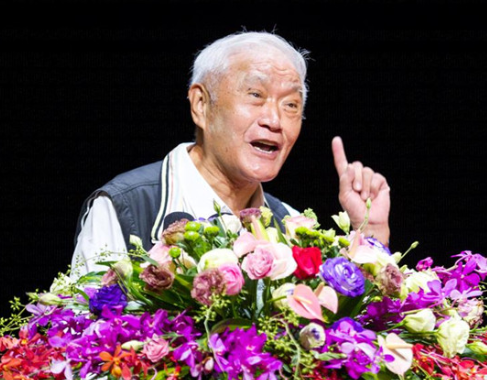 国家一级演员牛犇80高龄独居自己理发儿子是大家熟悉的他