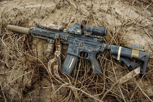 迄今为止最完美的步枪德国hk416海豹突击队使用它刺杀了本拉登
