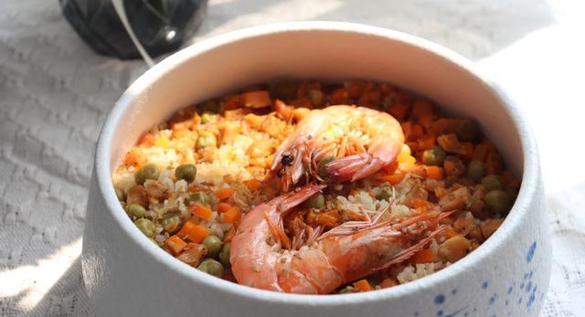 鲜虾鸡肉蒸饭的家常做法,食材简单新鲜,味道非常丰富好吃