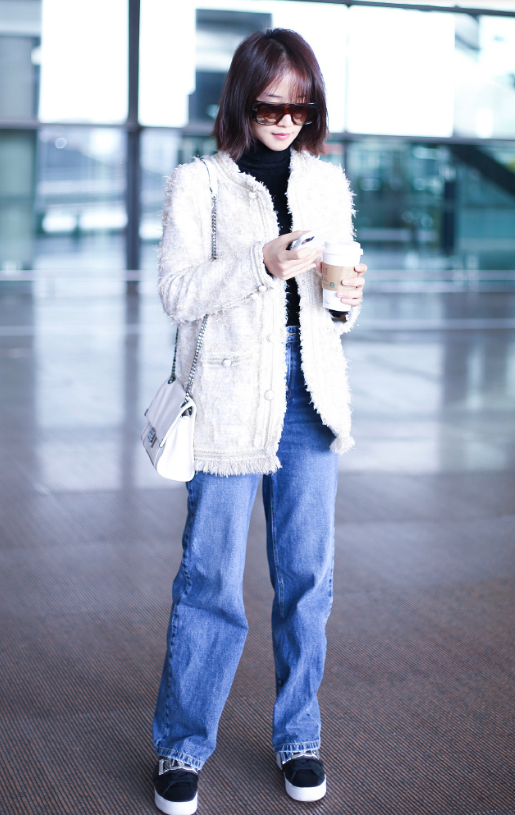 高露衣品真不错穿小香风外套内搭卫衣走机场时髦大气气质全开