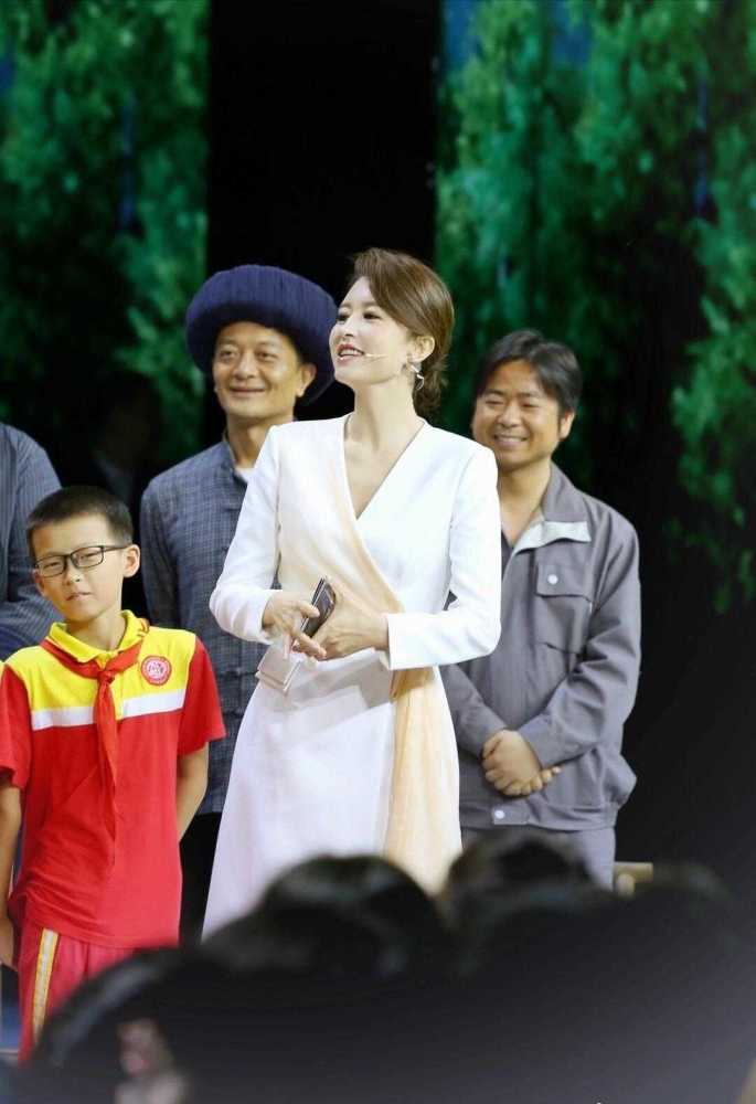 著名主持人"张磊"真了不起!穿着白色工作服,气质出众插图6