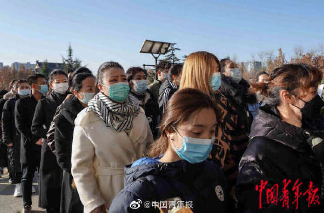 陈爱莲遗体告别仪式上百名学生列队为她献花