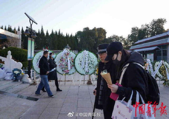 陈爱莲遗体告别仪式上百名学生列队为她献花