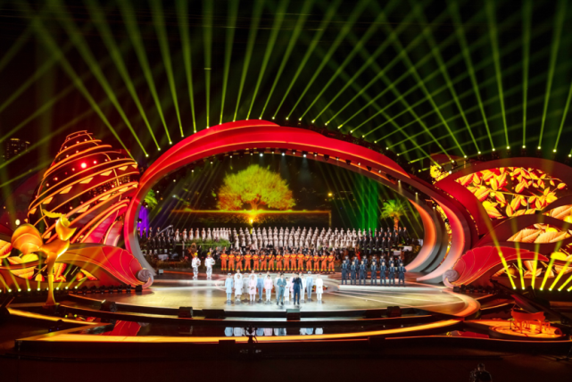 效果的极致苛刻要求从金鸡开幕晚会节目设计的反复推敲,到前期的舞台