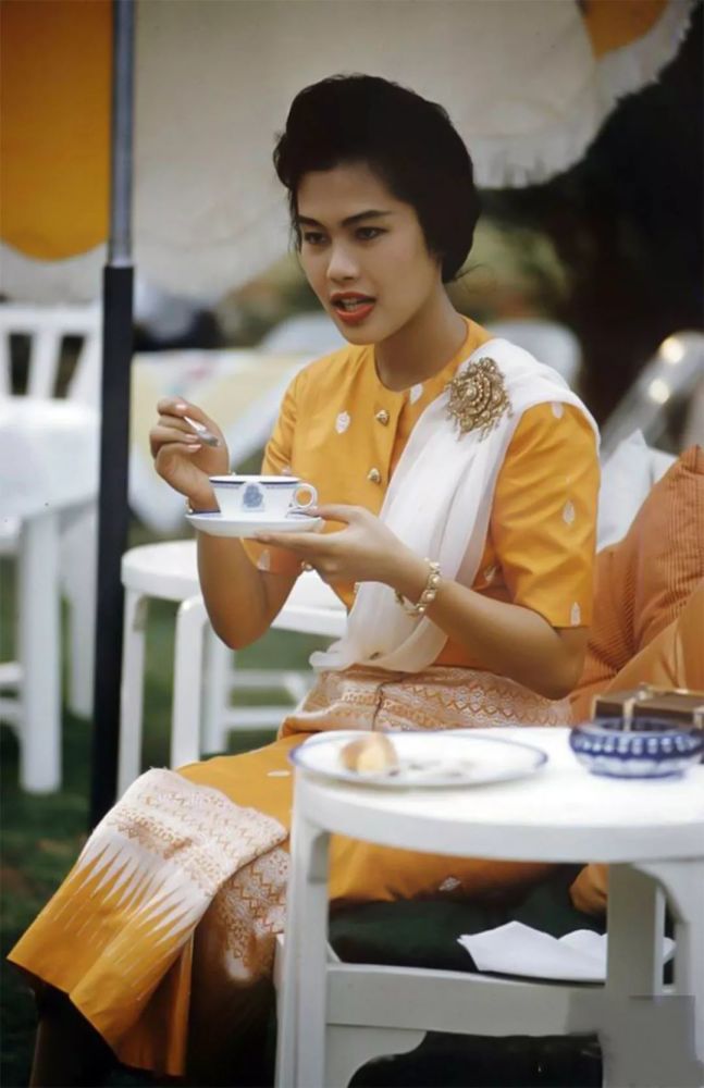 泰国诗丽吉王后一生传奇,前半生得人爱戴,后半生却饱受诟病
