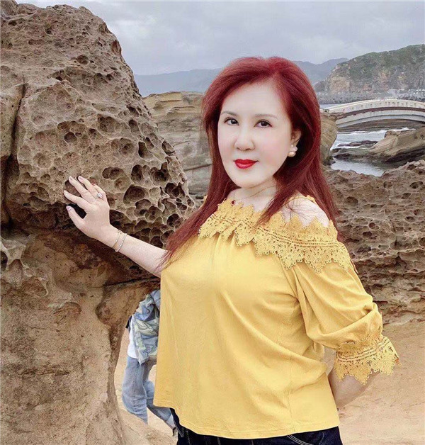 西门大妈杨钧钧晒近照64岁皮肤紧致细嫩年轻时颜值更惊艳