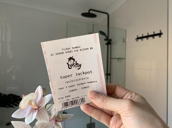 女子去买彩票工作人员失误弄错号码 没想到竟中了48万大奖 腾讯网