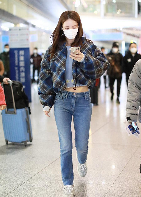 金晨为美硬抗冻大冷天穿炫腹装这才叫美丽冻人