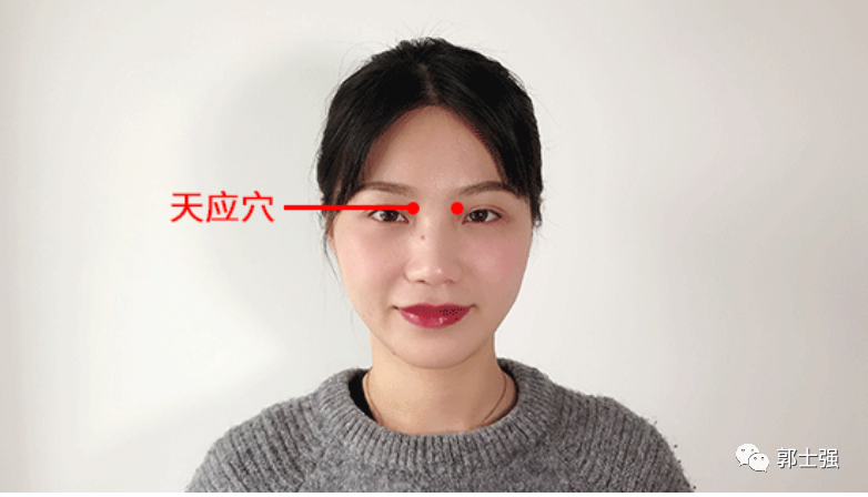 挤按睛明穴2位置:内侧眼角稍上方,按压有一凹陷处,即是睛明穴.