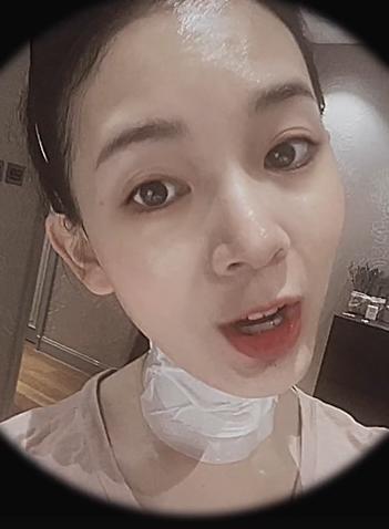 26岁的陈瑶素颜出镜,皮肤状态非常地好,看不到艺人常因熬夜会出现的黑