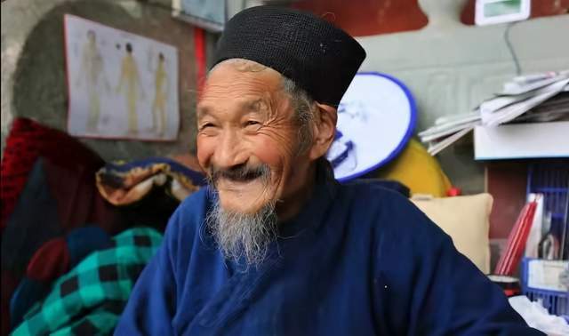 他就是贾永祥道长,独守山洞27年,不吃肉,也不恋爱,自称是一个小孩.