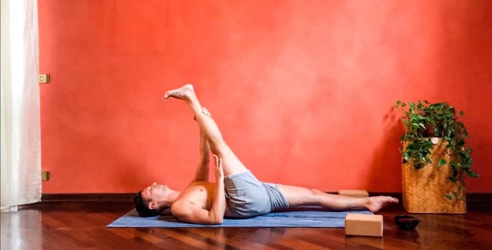 看了这个小哥的劈竖叉过程,我对自己下一字马的信心又增加了几分