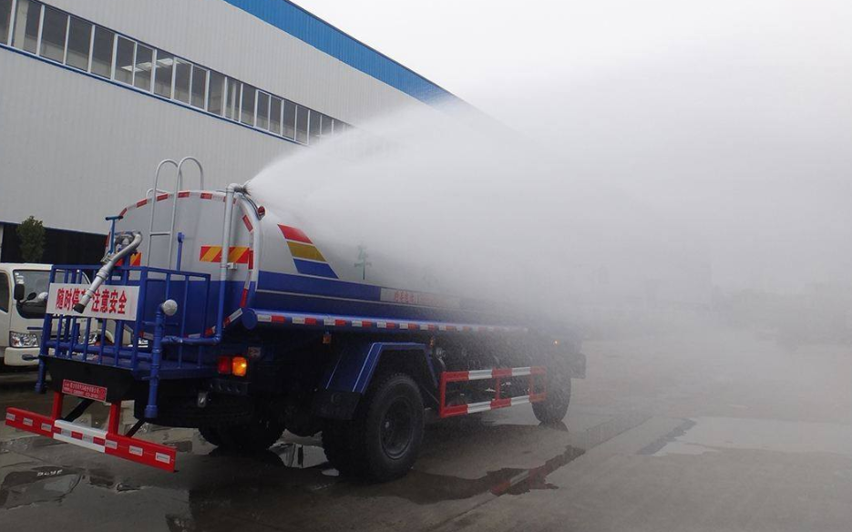 洒水车冬天也在喷水,是浪费钱吗?专家说出答案