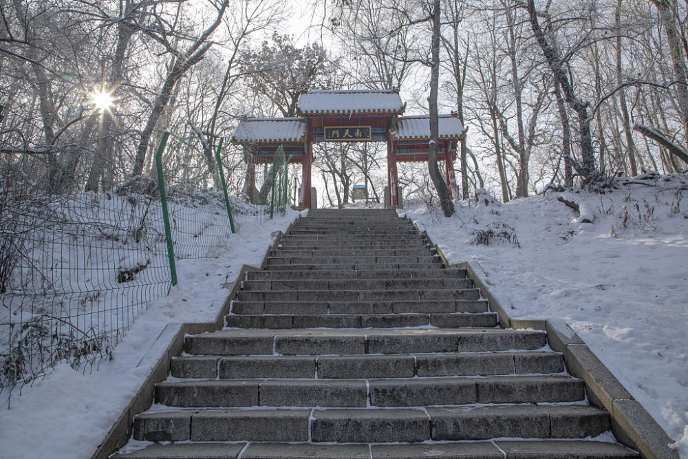 吉林:龍潭山公園雪後銀裝素裹_騰訊新聞