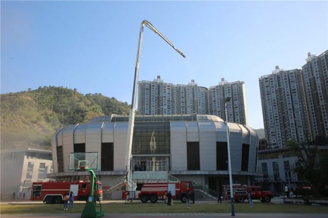 攀枝花市奥林匹克购物中心多功能体育馆一层售卖服装的商店发生火灾