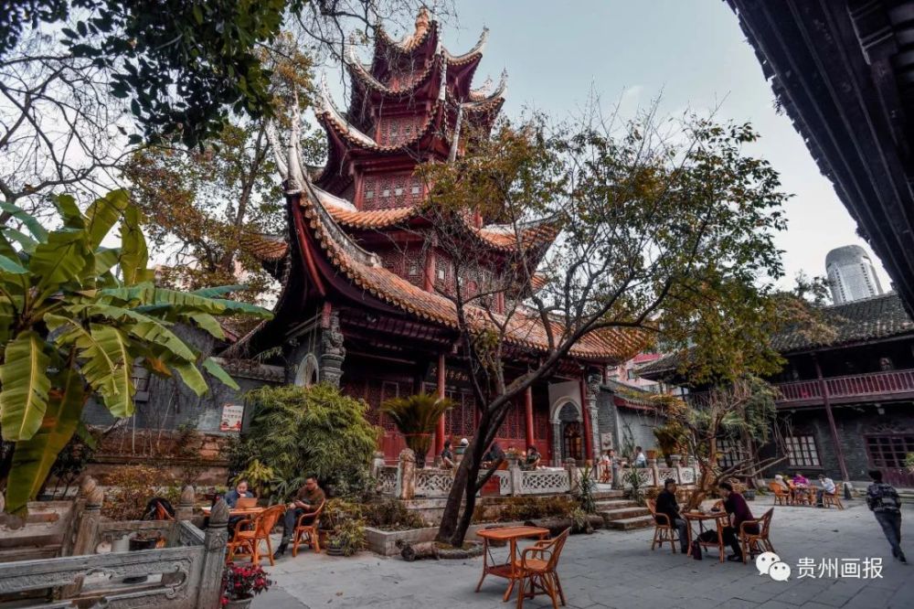 静谧舒适隔绝红尘雕梁画栋的佛楼院内灵鸟鸣鸣依然能感受到当时的气息