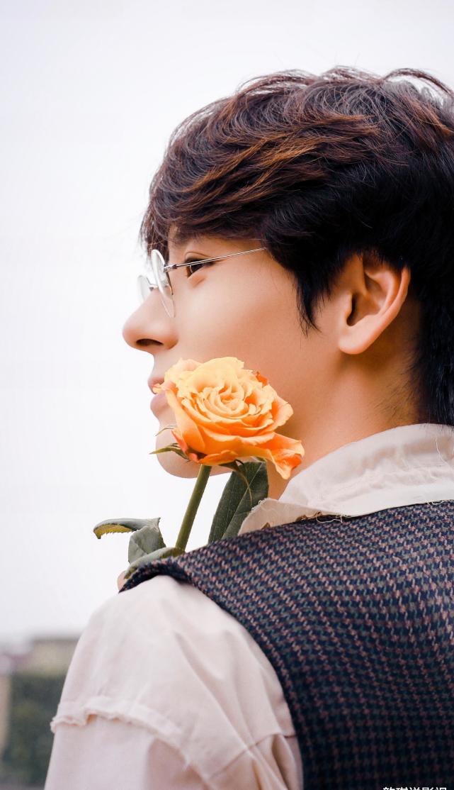 魏哲鸣戴眼镜的神仙颜值撩到你的心了吗