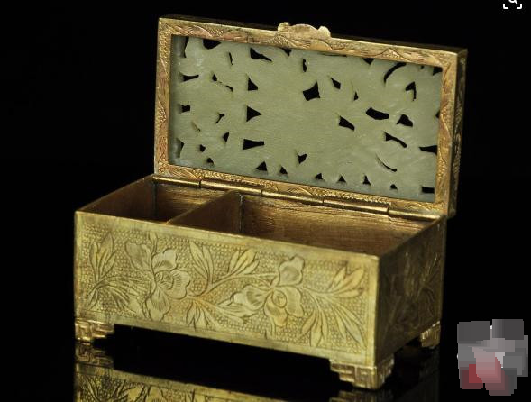 南朝庾信有诗"玉匣聊开镜,轻灰暂拭尘",这一时期已经有装载在玉盒子里