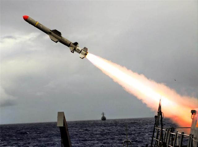 凌晨一点传来巨响,洲际导弹飞越夏威夷上空,剧烈爆炸后四分五裂