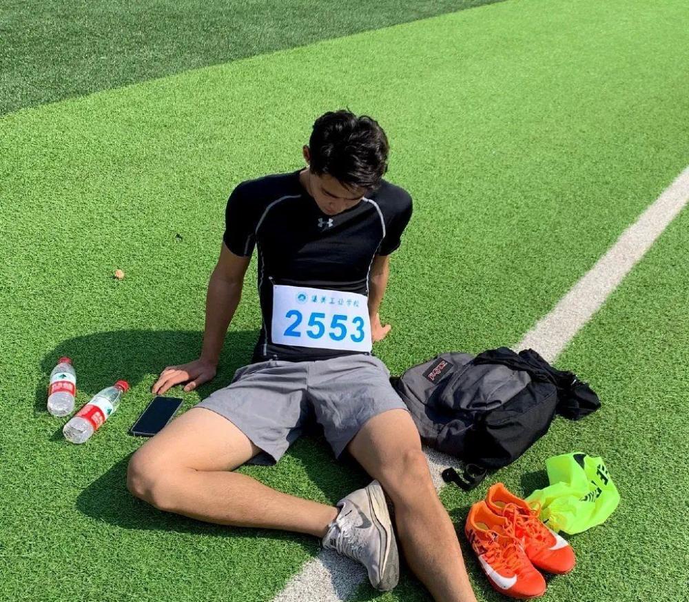 基本上运动会上总是能够看到他的身影,在田径比赛上,他靠着腿长的天生