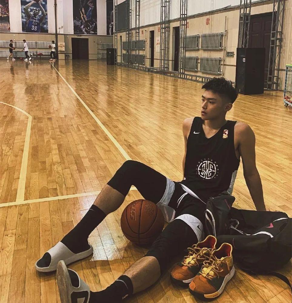 吉林农业大学篮球帅哥,腿太长人太帅了!