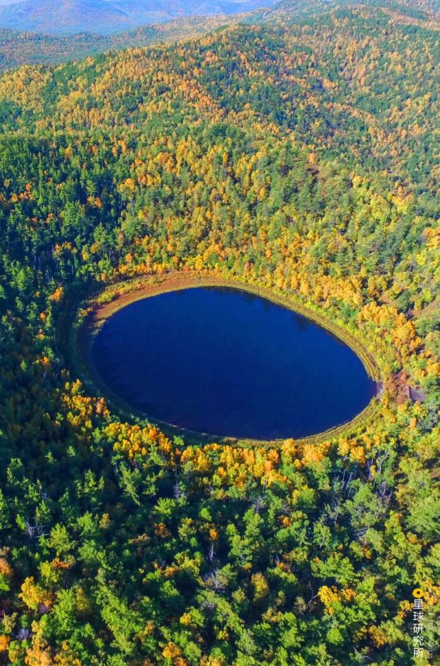 口水则为它们带来了灵魂植被改变着火山地貌的外观▼(海南琼北火山群