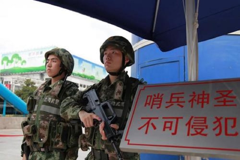 两名士兵站岗放哨,为何只有一人持枪?24年前的经验太惨痛