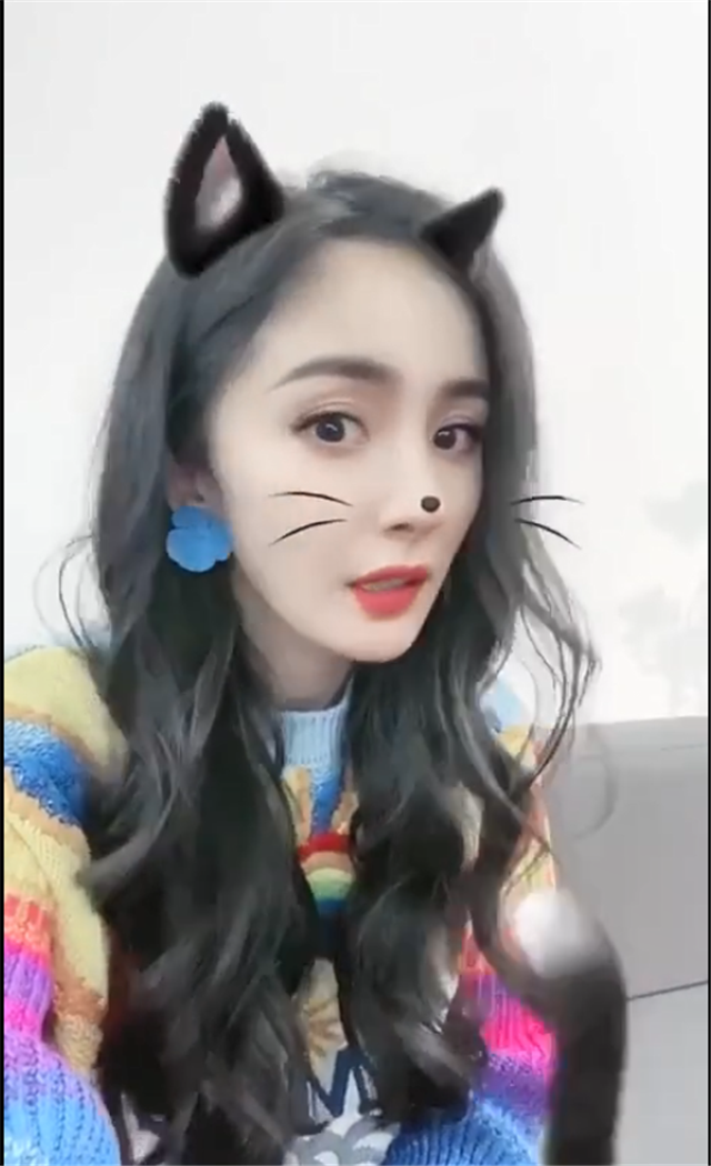 嘟嘴wink摆手无一不落,卖萌更是十分在行,不愧是杨幂,卖萌的本事只增