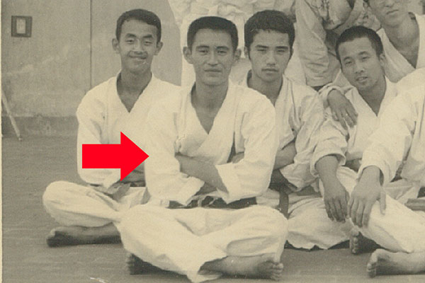 1966年,高中毕业后的菅义伟没能考上大学,但是年轻气盛的他却不甘心一