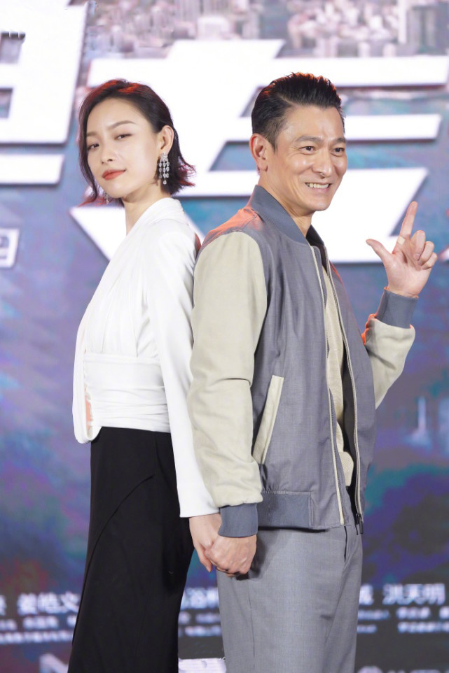 刘德华倪妮现身新电影发布会相差27岁演情侣不违和男神女神同框好养眼