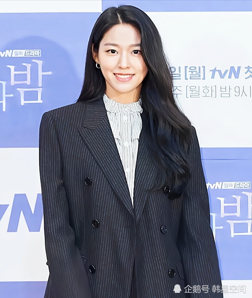 近日,韩流人气女团aoa成员金雪炫出席了新剧《awaken