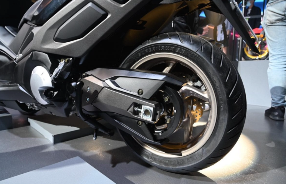 光阳带鸟嘴的adv踏板dt x360发布,倒三轮版ak550亮相