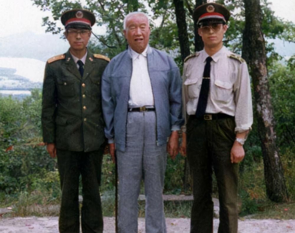 这次战役结束后开国少将傅崇碧昏睡了4天瘦了25斤