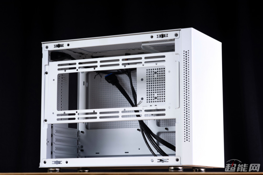 先马趣造im白色款机箱首发图赏让快乐增加一种色彩