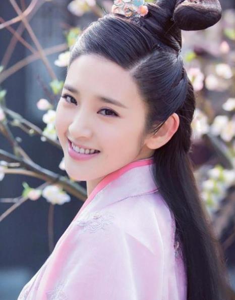再次看见唐艺昕的身影,是在电影《西游降魔篇》,她饰演了花痴小师妹