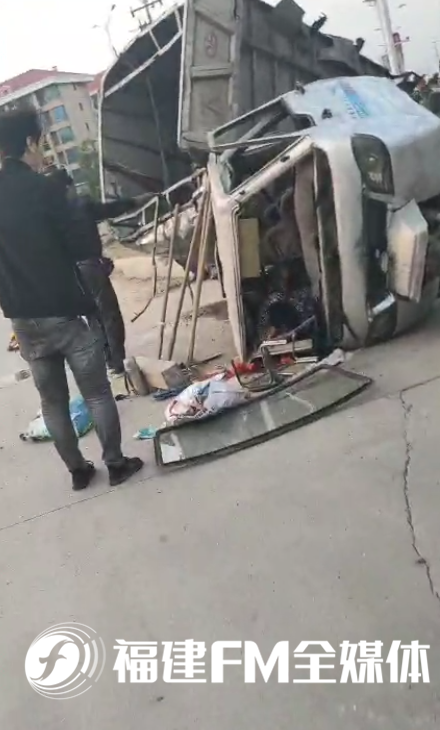  . 福建一水泥搅拌车撞农用车 致9死（图）