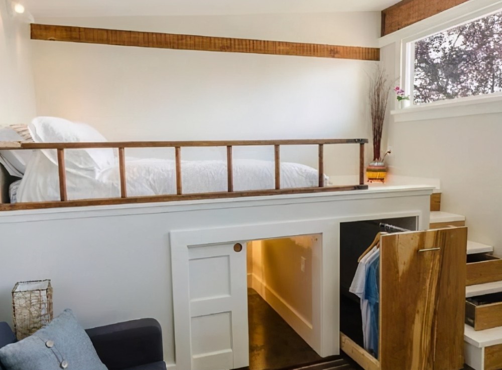 卧室面积小的只能摆张床媳妇把床抬高60公分收纳空间翻一倍