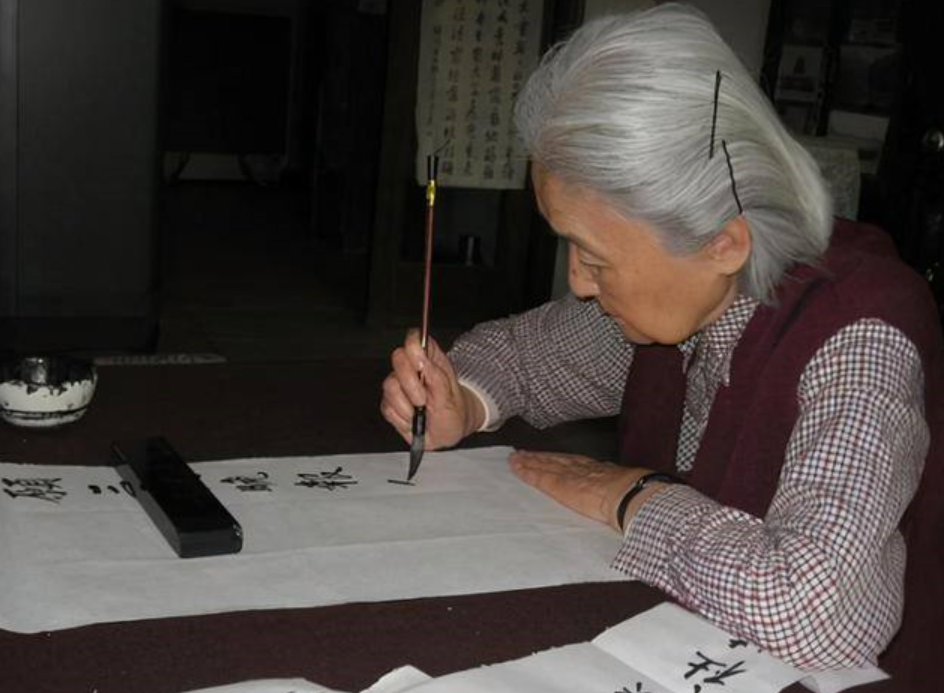 张自忠将军牺牲后妻子绝食7日而亡现在第三代后人全都是大才