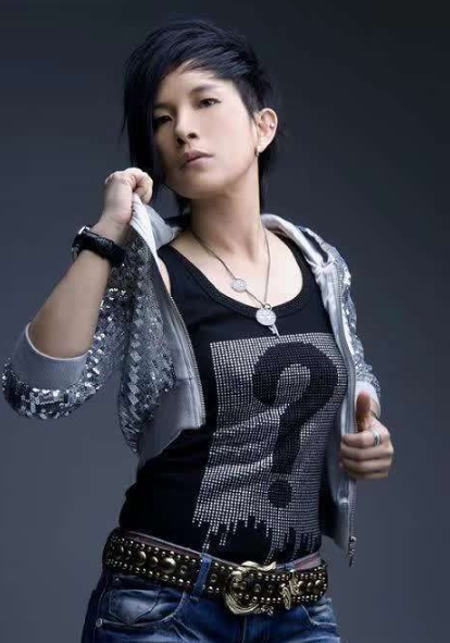 春晚走红,被称歌坛女帝,51岁潘美辰与哥哥为何一生不嫁不娶