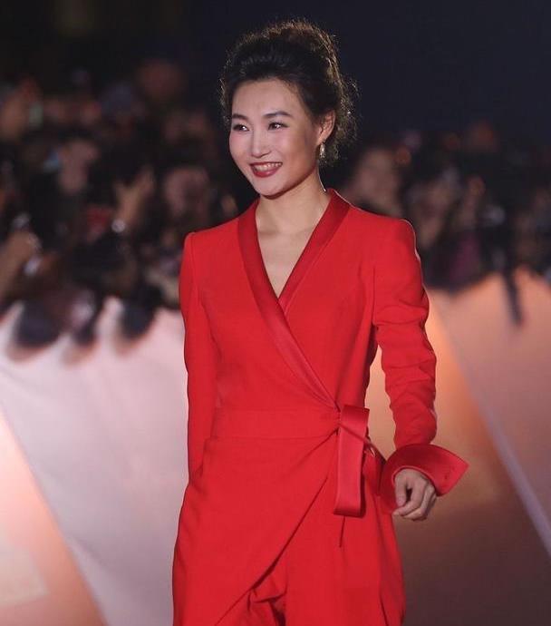 央视主持人李梓萌难得走红毯穿红色连体装露出长发气质大变样