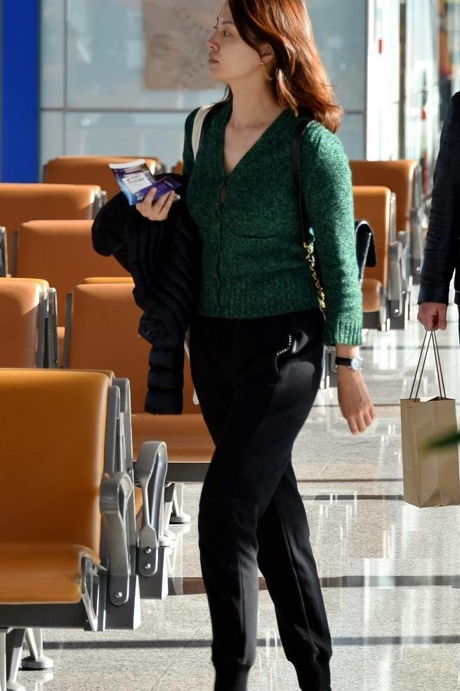 央视主持人刘芳菲现身走机场,针织衫配运动裤好随性,素颜像30岁