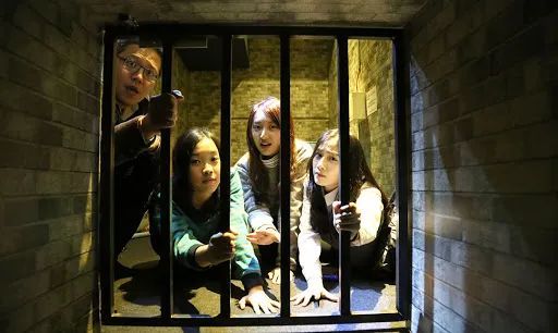 体验真人密室逃脱后他跪着说自己不配叫高玩