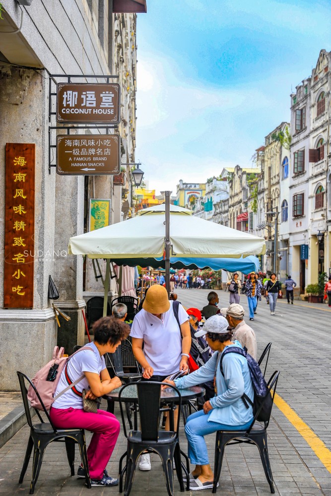 但别看今天的骑楼建筑风采古典,优雅,但其背后是海南人下南洋艰辛