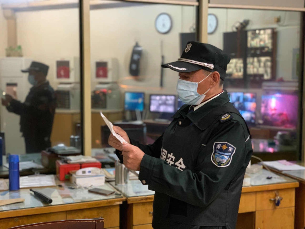 保安师傅要退休女生连夜写了一封信喜欢你给我取名开心果