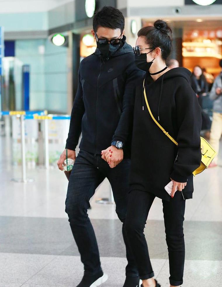 李冰冰带小16岁男友走机场穿情侣装没年龄差浑身藏满减龄细节