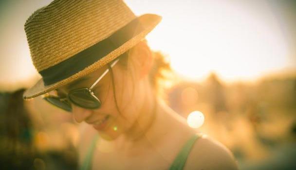 梅婷带儿女海边度假老公掌镜拍摄似大片梅婷穿泳衣身材超丰满