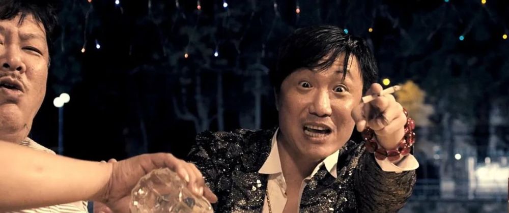 在2013年凭借《低俗喜剧》「暴龙哥」一角拿到金像奖最佳男配角.